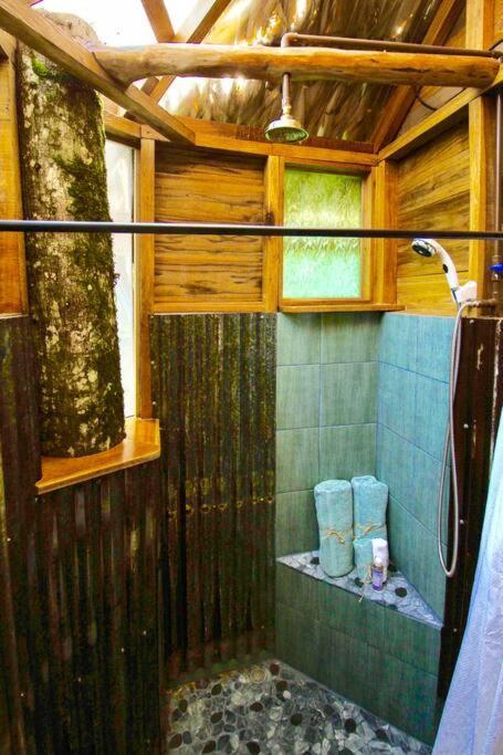 Holiday home A Treehouse The Frog Romantic Setting & Pool