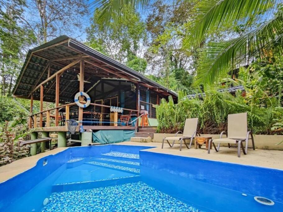 A Treehouse The Frog Romantic Setting & Pool Holiday home *